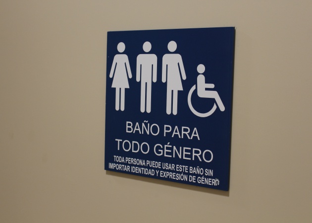 Fotografía de un cartel de un baño no-binario