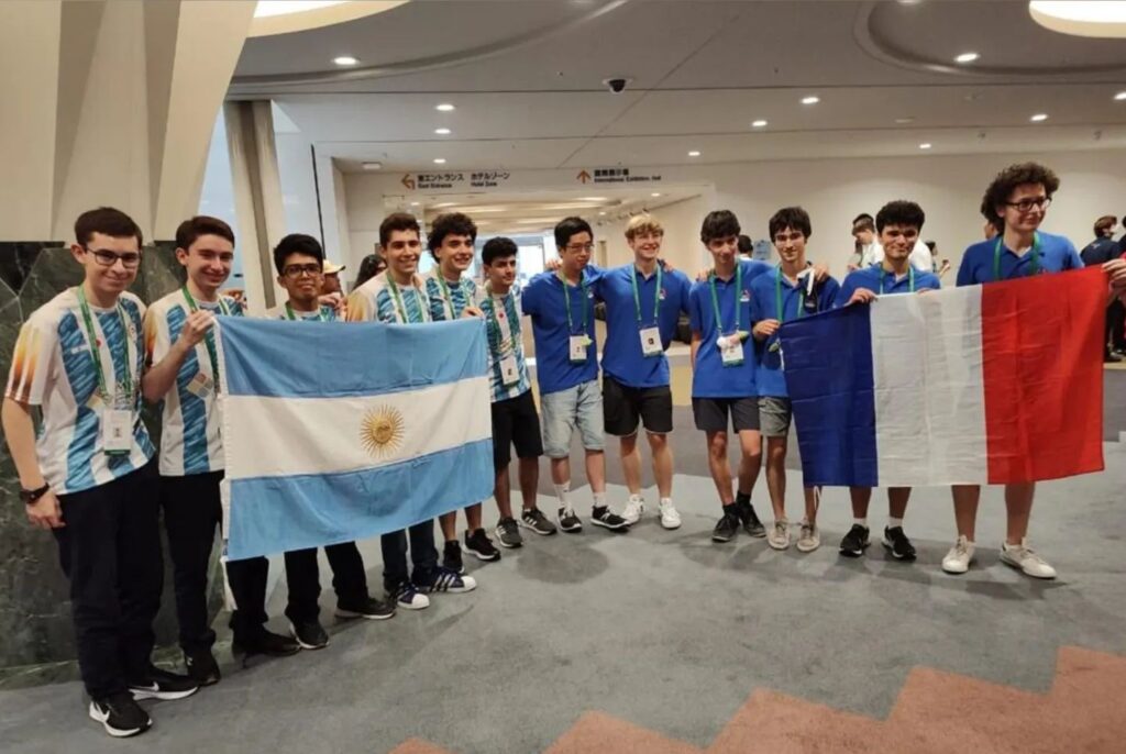 El equipo argentino en las Olimpiadas Internacionales de Matemáticas posando amistosamente para la cámara con el equipo francés
